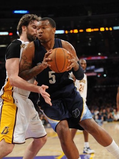 拜仁官方：于帕梅卡诺左膝关节内出现游离体，将缺席几周.